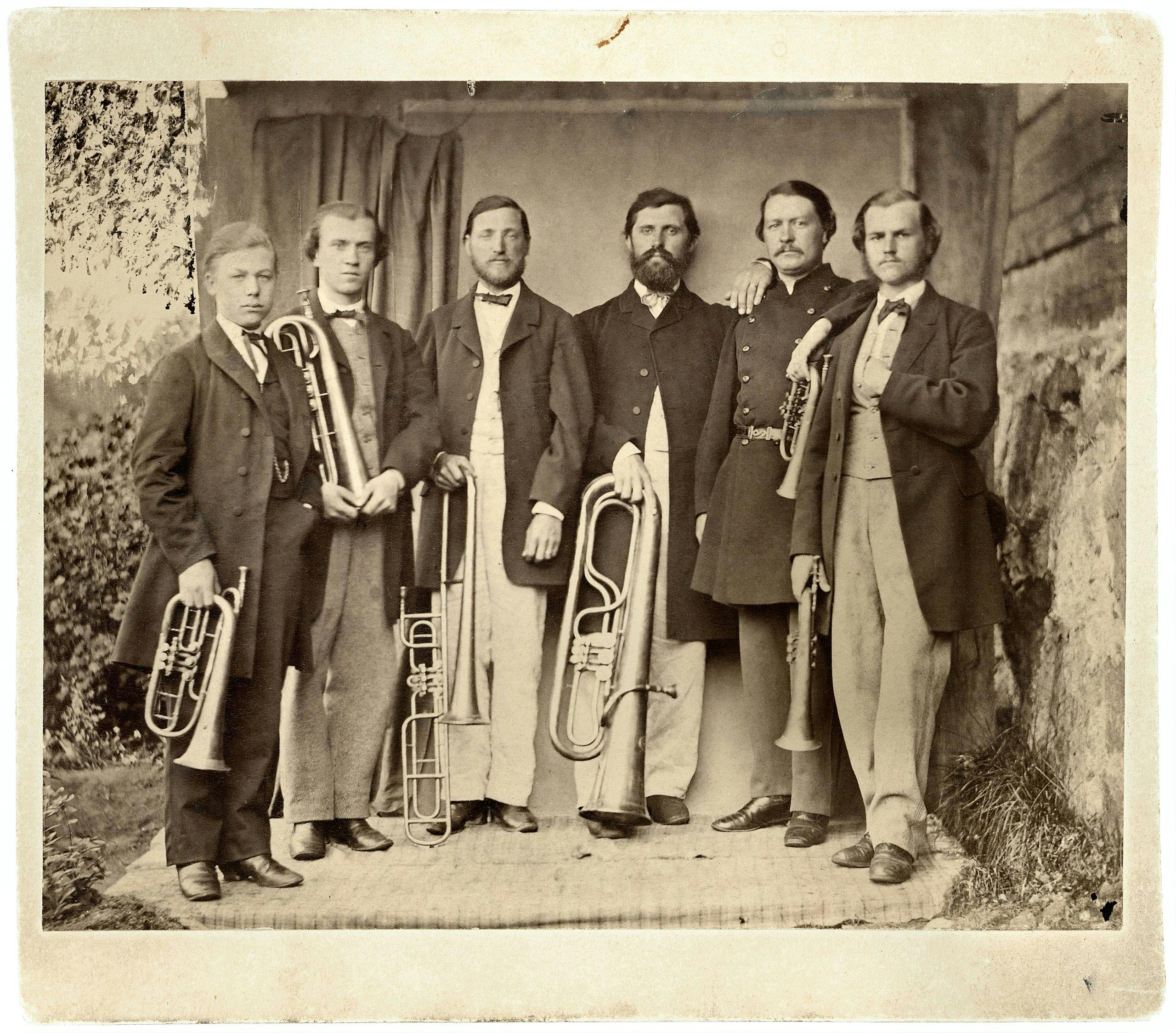 Musikkårer bildades kring sekelskiftet 1900. Musikkårer bildades kring sekelskiftet 1900.